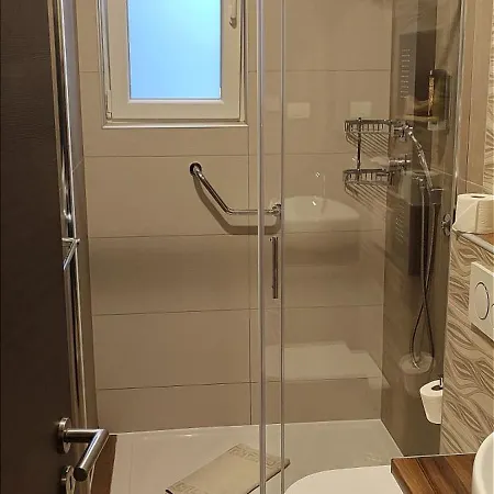 Oasiss לינה וארוחת בוקר 4*