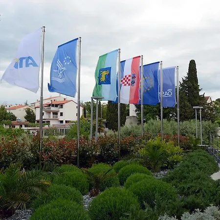 לינה וארוחת בוקר Oasiss וינקורן