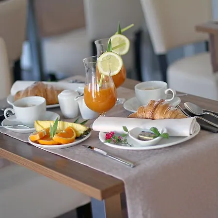 לינה וארוחת בוקר Oasiss וינקורן